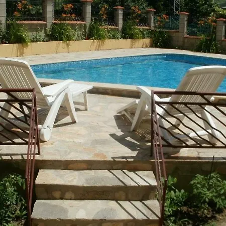 Coliseum Apartment *