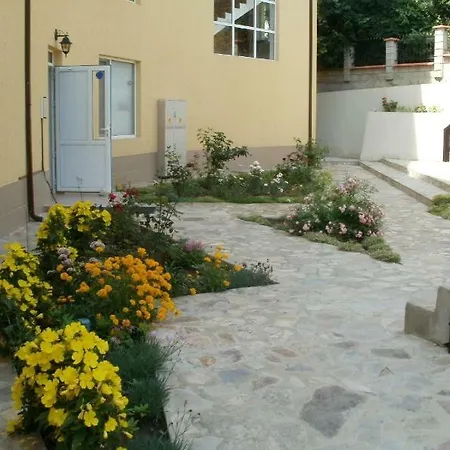 Coliseum Apartment