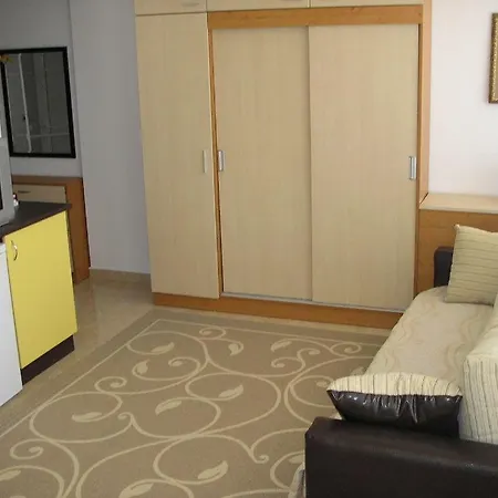 Coliseum Apartment